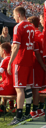 Da für den verletzten Badstuber natürlich kein Trikot zum Testspiel mitgenommen wurde, schlüpfte er in das Trikot von Mario Gomez. Das Shirt mit der Rückennummer 33 lag wohl noch im Trikotsatz, obwohl sich der Angreifer am Dienstag bereits Richtung Florenz verabschiedete. Not macht erfinderisch.