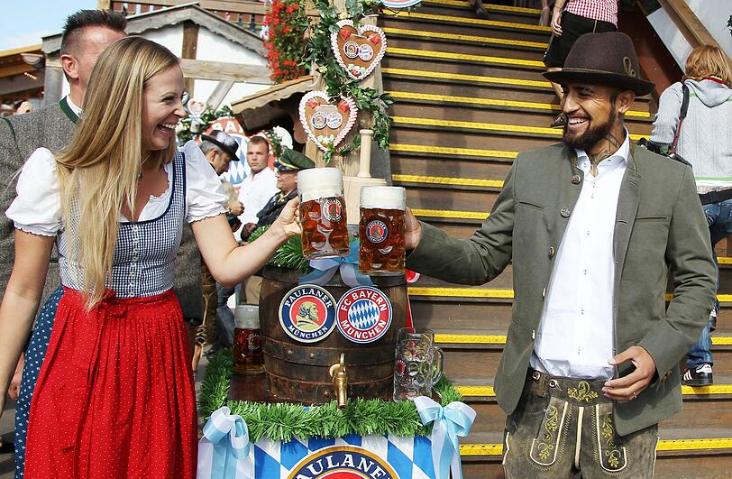 Prost auf die gute Wiesn-Bilanz: Arturo Vidal will am Sonntag wieder mithelfen, den fünften Sieg zum Oktoberfest einzufahren.