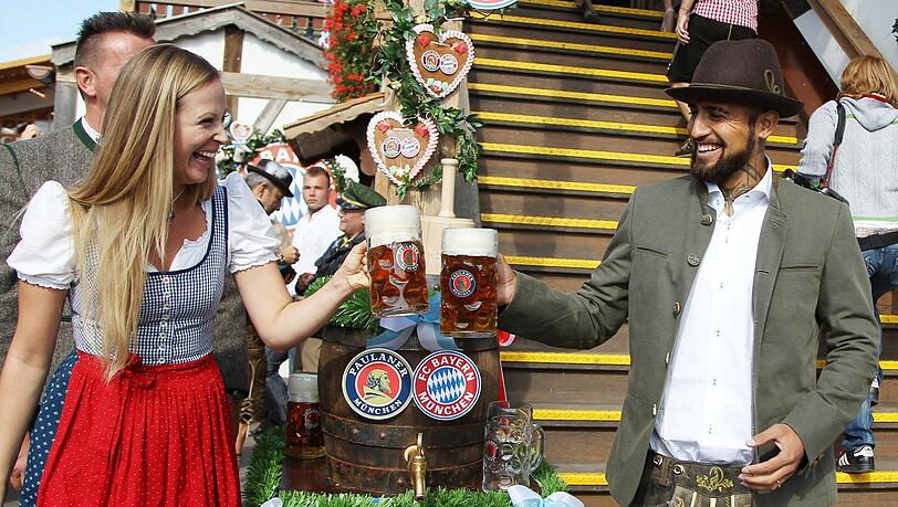 Prost auf die gute Wiesn-Bilanz: Arturo Vidal will am Sonntag wieder mithelfen, den fünften Sieg zum Oktoberfest einzufahren. Prost auf die gute Wiesn-Bilanz: Arturo Vidal will am Sonntag wieder mithelfen, den fünften Sieg zum Oktoberfest einzufahren.