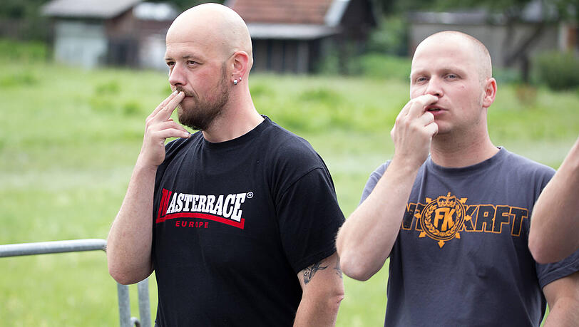"Rock gegen Überfremdung": Die Bilder vom Neonazi-Konzert und dem Gegenprotest. "Rock gegen Überfremdung": Die Bilder vom Neonazi-Konzert und dem Gegenprotest.