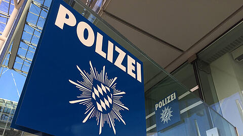 Das Schild einer Polizeistation in München. In München kommt es im Schnitt alle 100 Sekunden zu einen Einsatz.(Symbolbild)