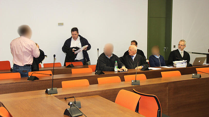 Die Betrüger und ihre Anwälte vor Gericht.
