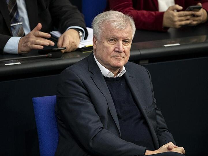 Horst Seehofer (CSU), Bundesinnenminister, sitzt in einer Sitzung. Foto: Fabian Sommer/dpa