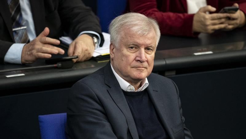 Horst Seehofer (CSU), Bundesinnenminister, sitzt in einer Sitzung. Foto: Fabian Sommer/dpa