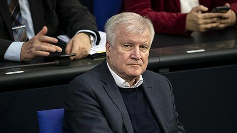Horst Seehofer (CSU), Bundesinnenminister, sitzt in einer Sitzung. Foto: Fabian Sommer/dpa