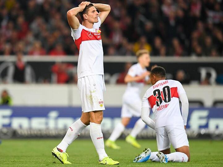 Stuttgarts Spieler zeigen Frust: Der VfB kassierte eine Heimniederlage gegen den SV Wehen Wiesbaden.