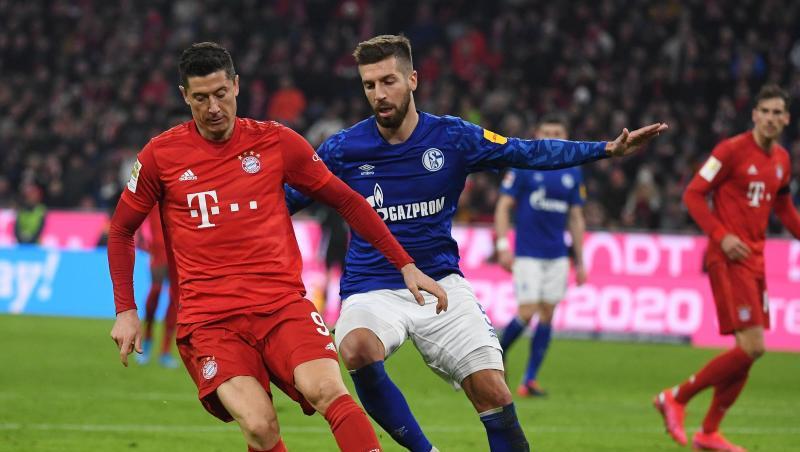 Bayerns Lewandowski kämpft mit Schalkes Nastasic um den Ball. Foto: Angelika Warmuth/dpa/Archivbild Bayerns Lewandowski kämpft mit Schalkes Nastasic um den Ball. Foto: Angelika Warmuth/dpa/Archivbild