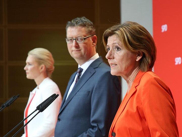 Die kommissarischen SPD-Parteivorsitzenden Malu Dreyer (r-l), Thorsten Schäfer-Gümbel und Manuela Schwesig im Willy-Brandt-Haus in Berlin.