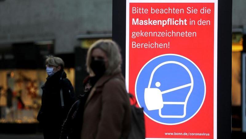 Vielerorts gilt in Deutschland eine Maskenpflicht. Aber müssen es die einfarbigen Einwegmasken sein? (Symbolbild)