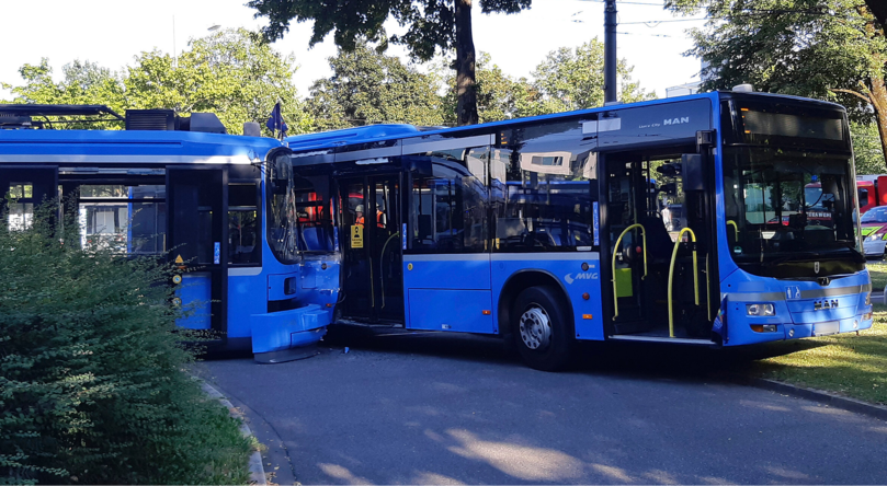 Eine Tram und ein Linienbus sind am Scheidplatz kollidiert.