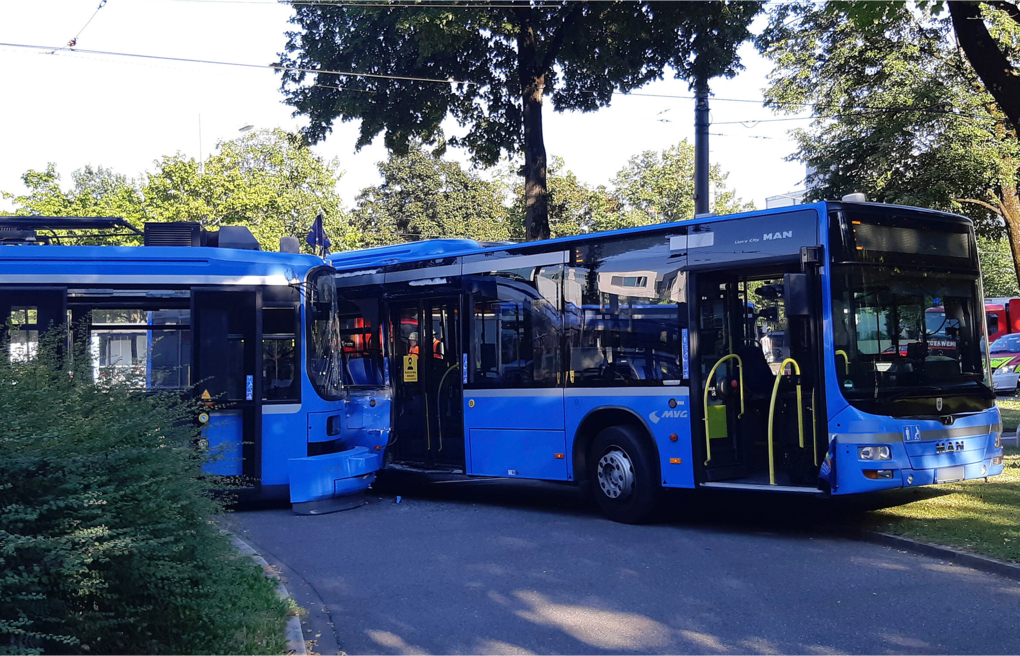 Scheidplatz: Το τραμ εκτροχιάστηκε μετά από σύγκρουση με λεωφορείο