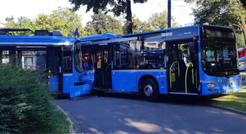 Eine Tram und ein Linienbus sind am Scheidplatz kollidiert.