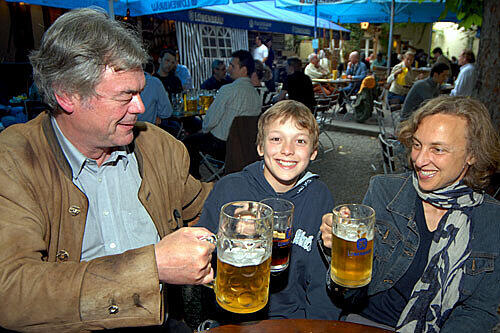 Helmut Feucht, Max Emanuel Feucht und Dagmar Schwarz im Max Emanuel Biergarten.