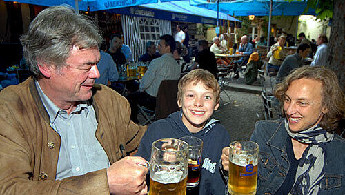 Helmut Feucht, Max Emanuel Feucht und Dagmar Schwarz im Max Emanuel Biergarten. Helmut Feucht, Max Emanuel Feucht und Dagmar Schwarz im Max Emanuel Biergarten.