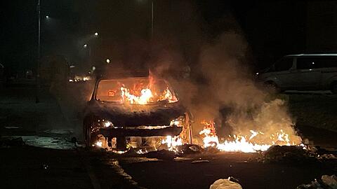 Nach einem schweren Verkehrsunfall im walisischen Cardiff kam es in der Nacht zu schweren Ausschreitungen.