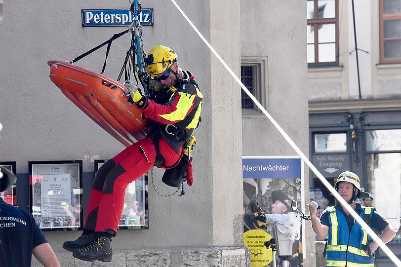 Mittels einer Art Seilbahn vom Marienplatz die 60 bis 70 Meter hoch zum Ort des Geschehens auf dem Alten Peter bargen die Feuerwehrleute die Frau und brachten sie sicher auf den Boden.