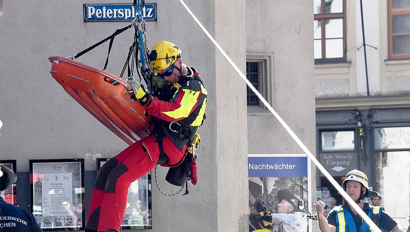 Mittels einer Art Seilbahn vom Marienplatz die 60 bis 70 Meter hoch zum Ort des Geschehens auf dem Alten Peter bargen die Feuerwehrleute die Frau und brachten sie sicher auf den Boden. Mittels einer Art Seilbahn vom Marienplatz die 60 bis 70 Meter hoch zum Ort des Geschehens auf dem Alten Peter bargen die Feuerwehrleute die Frau und brachten sie sicher auf den Boden.