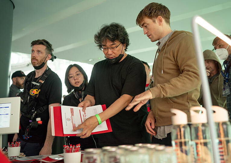 Bong Joon-Ho mit Robert Pattinson.