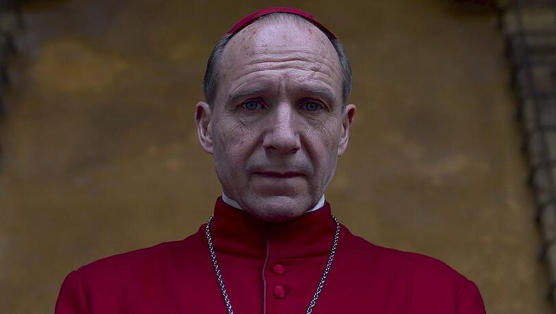Ralph Fiennes als Kardinal Thomas Lawrence in "Konklave".