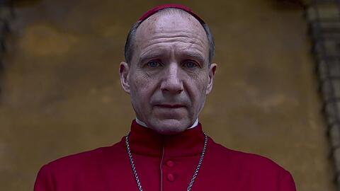 Ralph Fiennes als Kardinal Thomas Lawrence in "Konklave".
