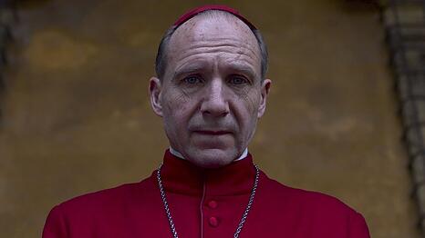 Ralph Fiennes als Kardinal Thomas Lawrence in "Konklave".