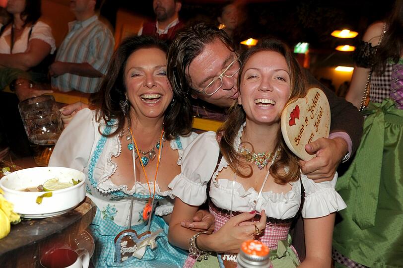 Sexy Davorka im dunklen Dirndl, Patrick Lindner feiert Geburtstag im Hippodrom: Die Bilder von der Promi-Wiesn