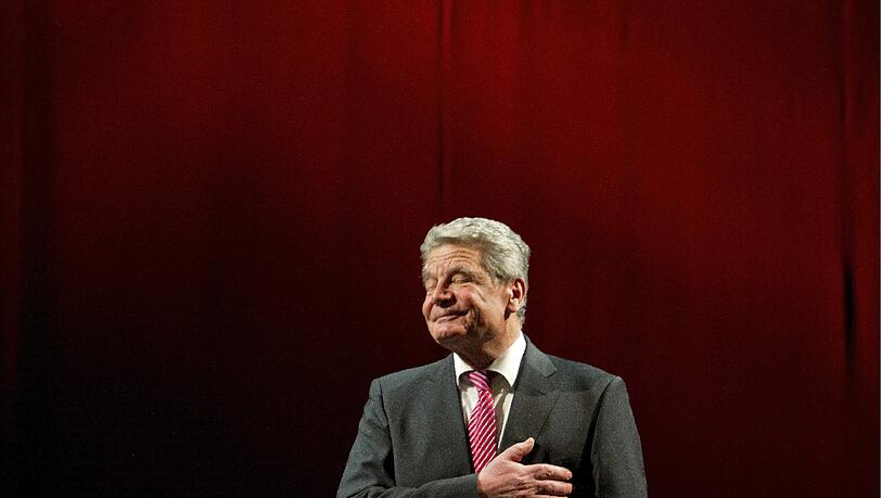 Hand aufs Herz: Den Job hat er sicher. Joachim Gauck bedankt sich am Freitag in Koblenz nach einer Lesung beim Publikum. Hand aufs Herz: Den Job hat er sicher. Joachim Gauck bedankt sich am Freitag in Koblenz nach einer Lesung beim Publikum.