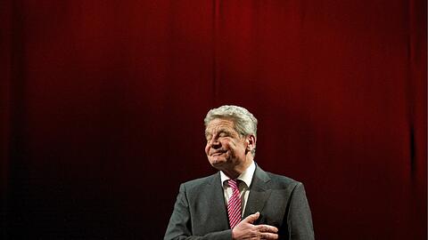 Hand aufs Herz: Den Job hat er sicher. Joachim Gauck bedankt sich am Freitag in Koblenz nach einer Lesung beim Publikum.