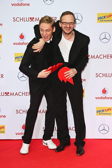 Haben sichtlich Spaß auf der Premiere: "Der Schlussmacher"-Stars Matthias Schweighöfer (links) und sein Film-Kollege Milan Peschel.