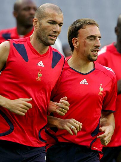 Dabei spielt Ribéry auch an der Seite seines Vorbilds Zinédine Zidane.