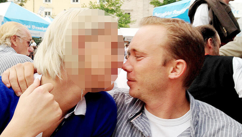 Turtelnd: Daniel U. mit seiner Frau auf dem Tegernseer Waldfest. Turtelnd: Daniel U. mit seiner Frau auf dem Tegernseer Waldfest.