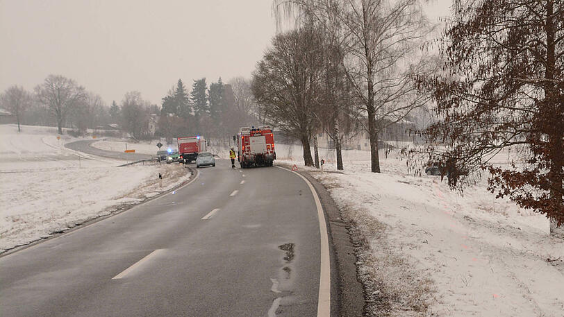 Das Auto kam von der Straße ab und landete auf einem Feld. Der Beifahrer kam mit lebensgefährlichen Verletzungen ins Krankenhaus.