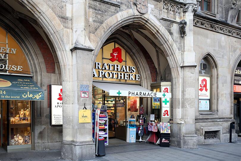 Innerhalb weniger Stunden sind in der Rathausapotheke am Marienplatz am Freitag 300 Grippeschutzmasken verkauft worden.