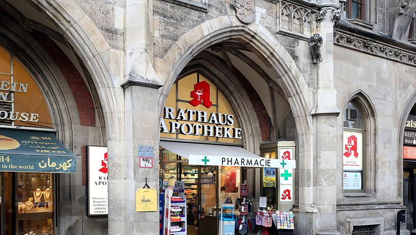 Innerhalb weniger Stunden sind in der Rathausapotheke am Marienplatz am Freitag 300 Grippeschutzmasken verkauft worden.
