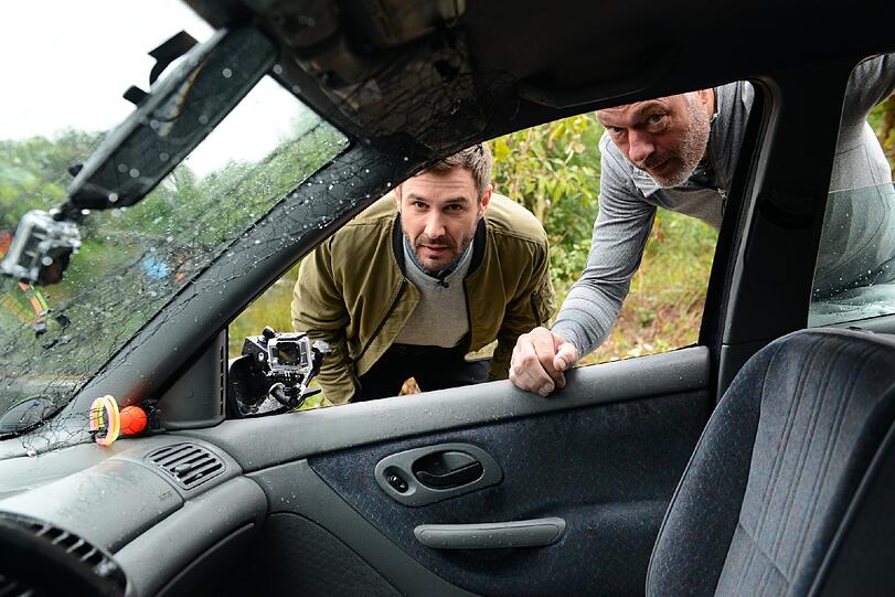 Die Challenge für Ronald: Er muss in einem untergehenden Auto einen Ball durch ein Netz befördern. Die Bilder.