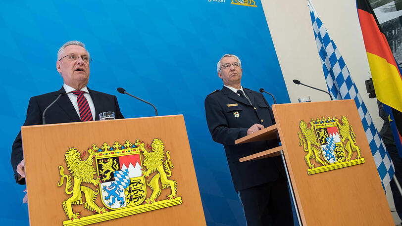 Bayerns Innenminister Joachim Herrmann (CSU, l.) und Polizeipräsident Wilhelm Schmidbauer. (Archivbild)