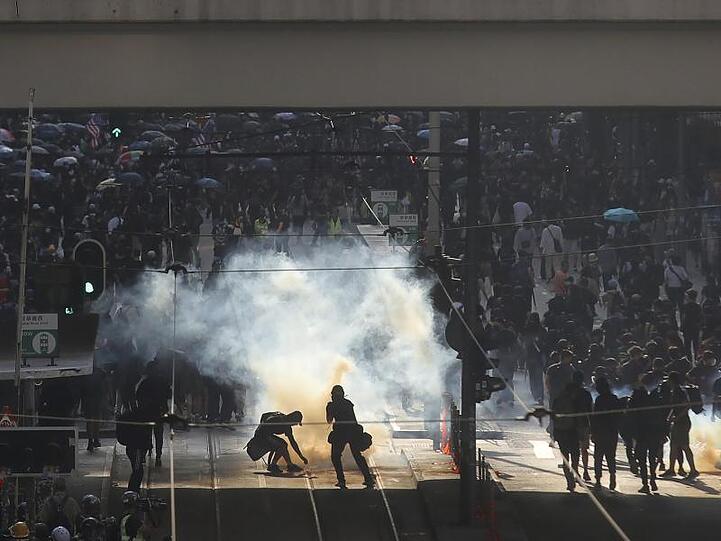 Die Polizei setzt Tränengas gegen Demonstranten bei einer Kundgebung ein.
