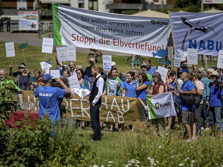 Natur- und Umweltverbände demonstrieren am Anleger. Sie befürchten verheerende Auswirkungen für die Naturlandschaft Unterelbe und ihre Pflanzen- und Tierwelt.