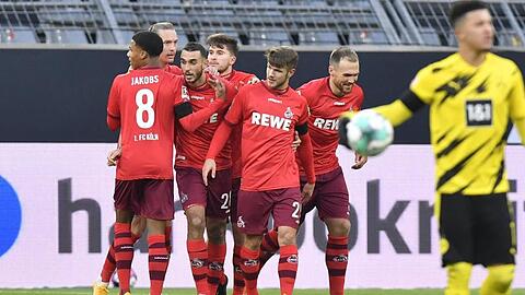 Die Kölner Spieler feiern das Führungstor von Ellyes Skhiri (M).