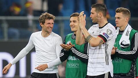 So kann es weitergehen: Die deutschen Nationalspieler feiern den mit Leidenschaft erkämpften Sieg.