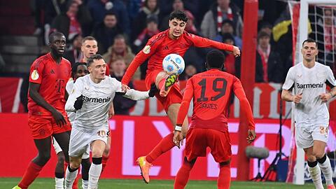 Sofort wieder mittendrin: Bayern-Star Aleksandar Pavlovic (r.) bei seinem Comeback im DFB-Pokal gegen Leverkusens Florian Wirtz. Steht er am Samstag gegen Heidenheim in der Startelf?