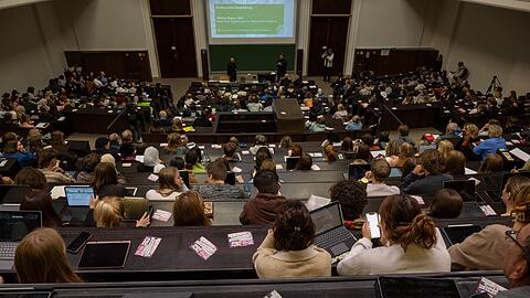 Auch Menschen über 65 Jahren können an Universitäten studieren. (Archivbild)