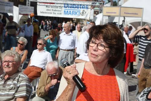 Ganz nah dran: Marianne Koch moderierte eine Podiumsdiskussion, nahm sich aber auch Zeit für die Fragen und Probleme der Markt-Besucher.