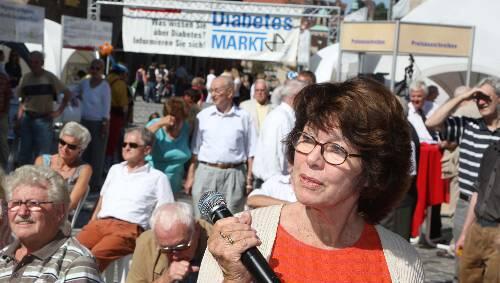 Ganz nah dran: Marianne Koch moderierte eine Podiumsdiskussion, nahm sich aber auch Zeit für die Fragen und Probleme der Markt-Besucher. Ganz nah dran: Marianne Koch moderierte eine Podiumsdiskussion, nahm sich aber auch Zeit für die Fragen und Probleme der Markt-Besucher.