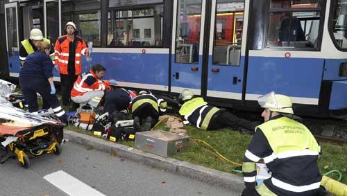 Mit einem Luftkissen heben Feuerwehrleute die Tram, während sich Notärzte um das Opfer kümmern. Mit einem Luftkissen heben Feuerwehrleute die Tram, während sich Notärzte um das Opfer kümmern.