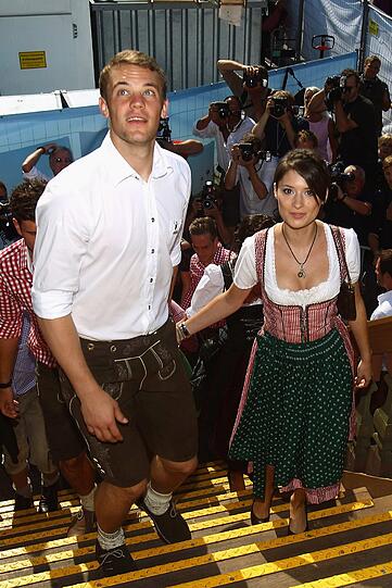Der Ex-Schalker und seine Partnerin erschienen stilecht in Tracht - und können sich durchaus sehen lassen.