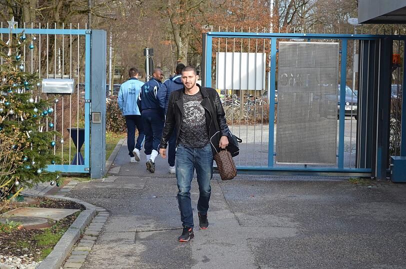 Hier begrüßen die Löwen ihren neuen Stürmer Sascha Mölders beim Trainingsauftakt nach der Winterpause.