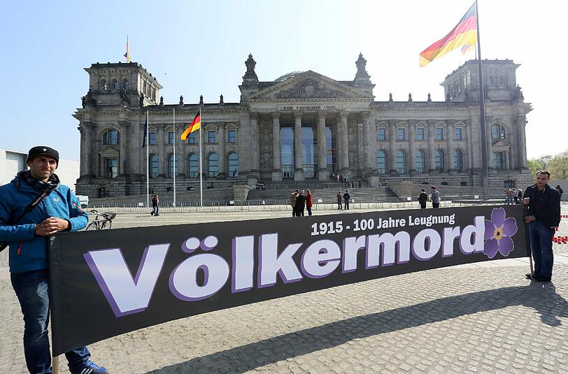 "Völkermord": Armenische Demonstranten halten ein Transparent vor dem Reichtstagsgebäude in Berlin.