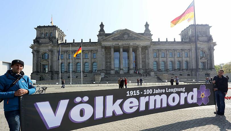 "Völkermord": Armenische Demonstranten halten ein Transparent vor dem Reichtstagsgebäude in Berlin. "Völkermord": Armenische Demonstranten halten ein Transparent vor dem Reichtstagsgebäude in Berlin.