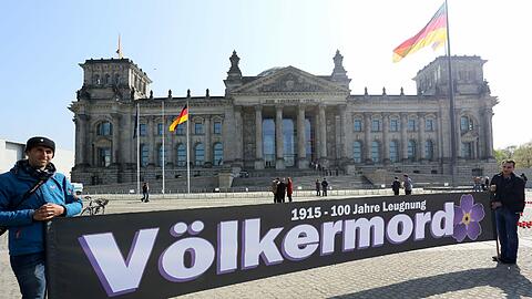 "Völkermord": Armenische Demonstranten halten ein Transparent vor dem Reichtstagsgebäude in Berlin.